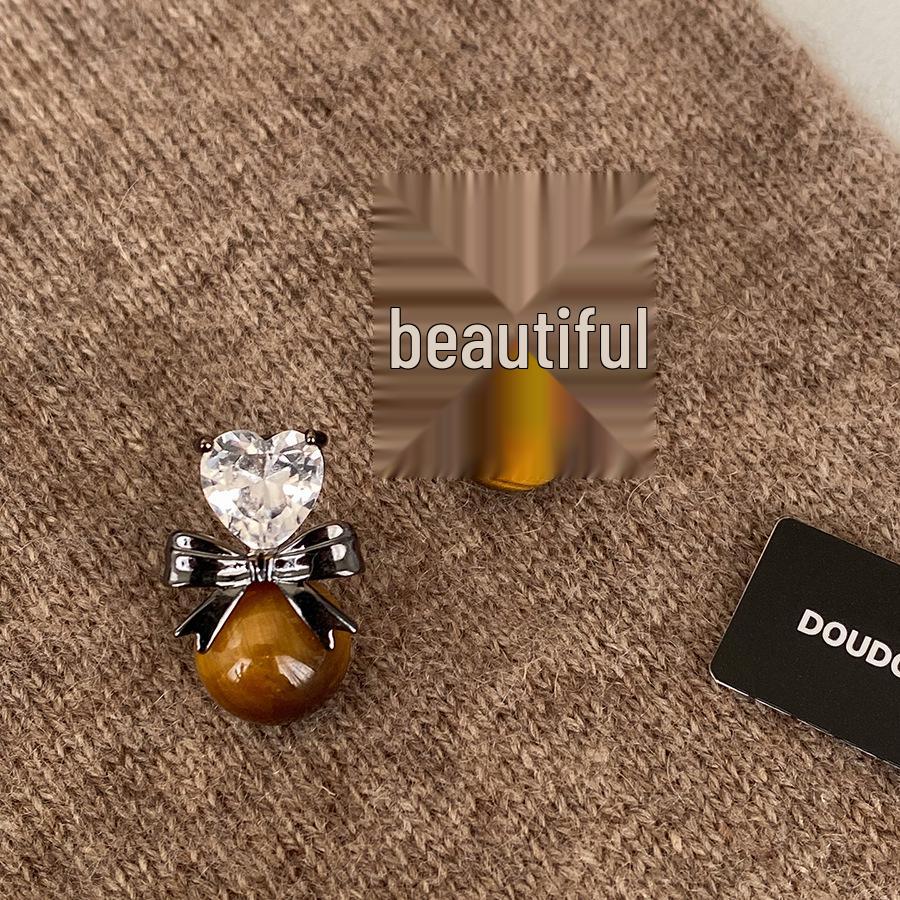 Silver Needle Zircon Tiger s Eye Heart Earrings - Light Luxury Versatile Retro Studs
Silver Needle Zircon Tiger s Eye Heart Earrings - Light Luxury Versatile Retro Studs