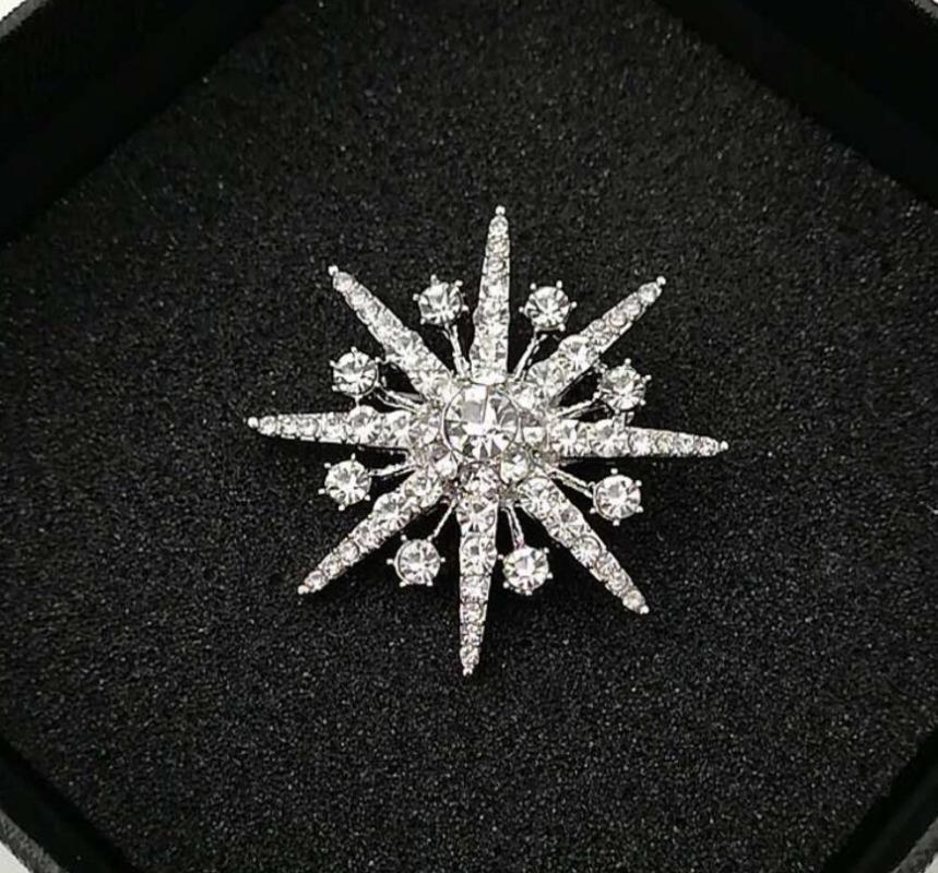 Fashionable North Star Snowflake Zircon Brooch, Women s Anti-Exposed Pin, Fixed Clothes Metal Buttons, Wedding Party Gifts срібний
Fashionable North Star Snowflake Zircon Brooch, Women s Anti-Exposed Pin, Fixed Clothes Metal Buttons, Wedding Party Gifts срібний