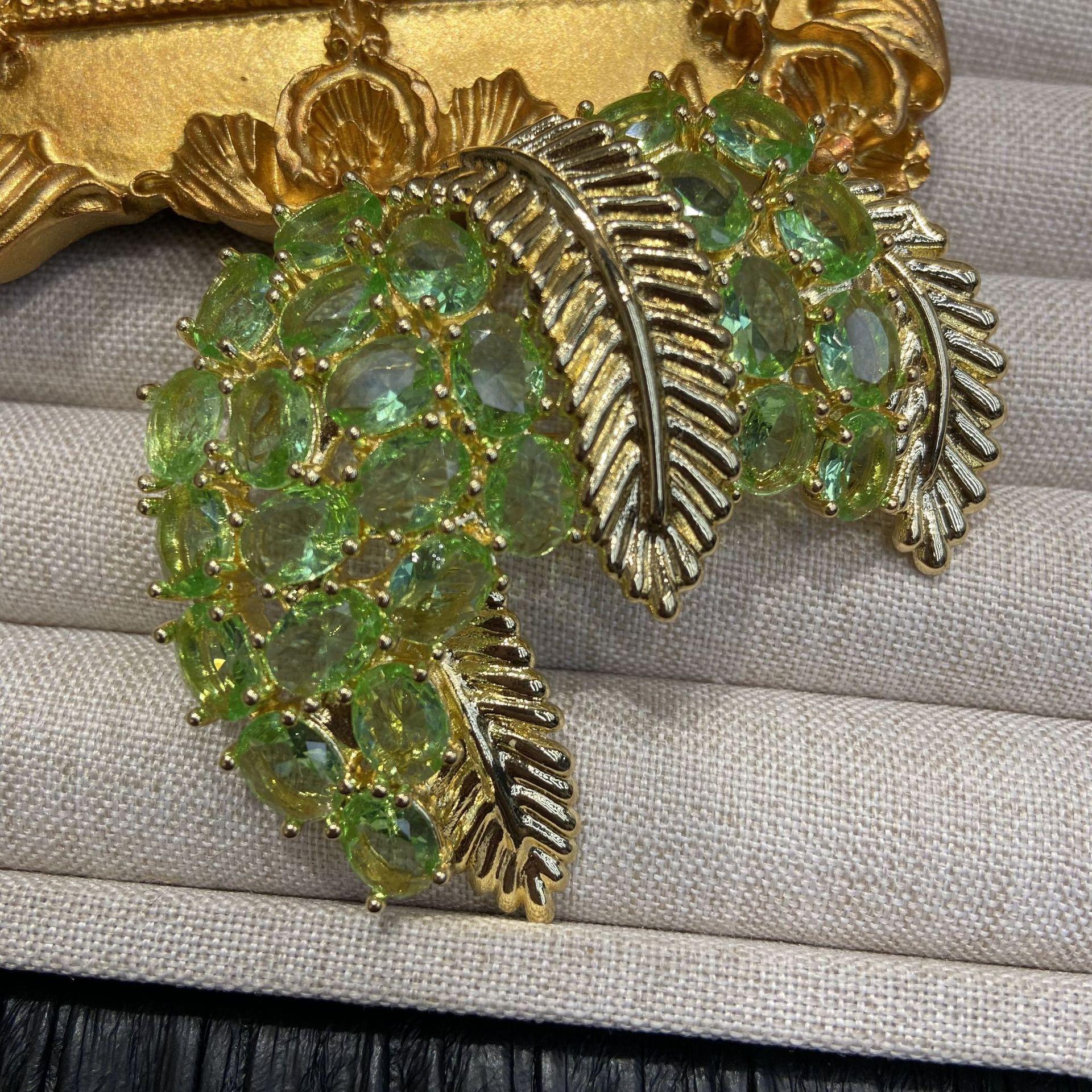 Vintage Exquisite Women Men Crystal Feather Pin Brooch Fashion Middle Design Rhinestone Boutique Badges Corsages For Lady
Vintage Exquisite Women Men Crystal Feather Pin Brooch Fashion Middle Design Rhinestone Boutique Badges Corsages For Lady