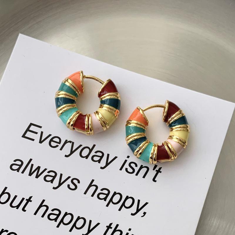 Серьги-кольца «Радужные макароны»: Стильные клипсы для ушей на каждый день
Серьги-кольца «Радужные макароны»: Стильные клипсы для ушей на каждый день