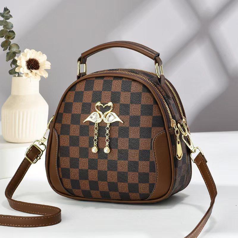 Shoulder messenger bag classic versatile bag women s bag retro checkerboard handbag 20*8*19 темно-коричневого кольору
Shoulder messenger bag classic versatile bag women s bag retro checkerboard handbag 20*8*19 темно-коричневого кольору
