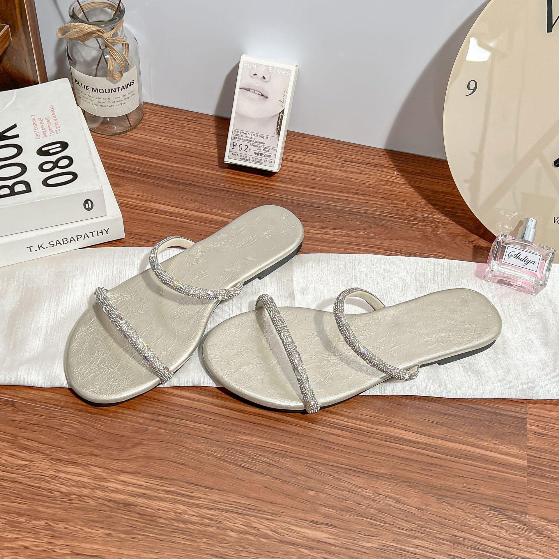 Fairy wind flat bottom cool slippers female outer wear high sense sparkling rhinestones word with sandals female fashion 2025 summer 35
Fairy wind flat bottom cool slippers female outer wear high sense sparkling rhinestones word with sandals female fashion 2025 summer 35