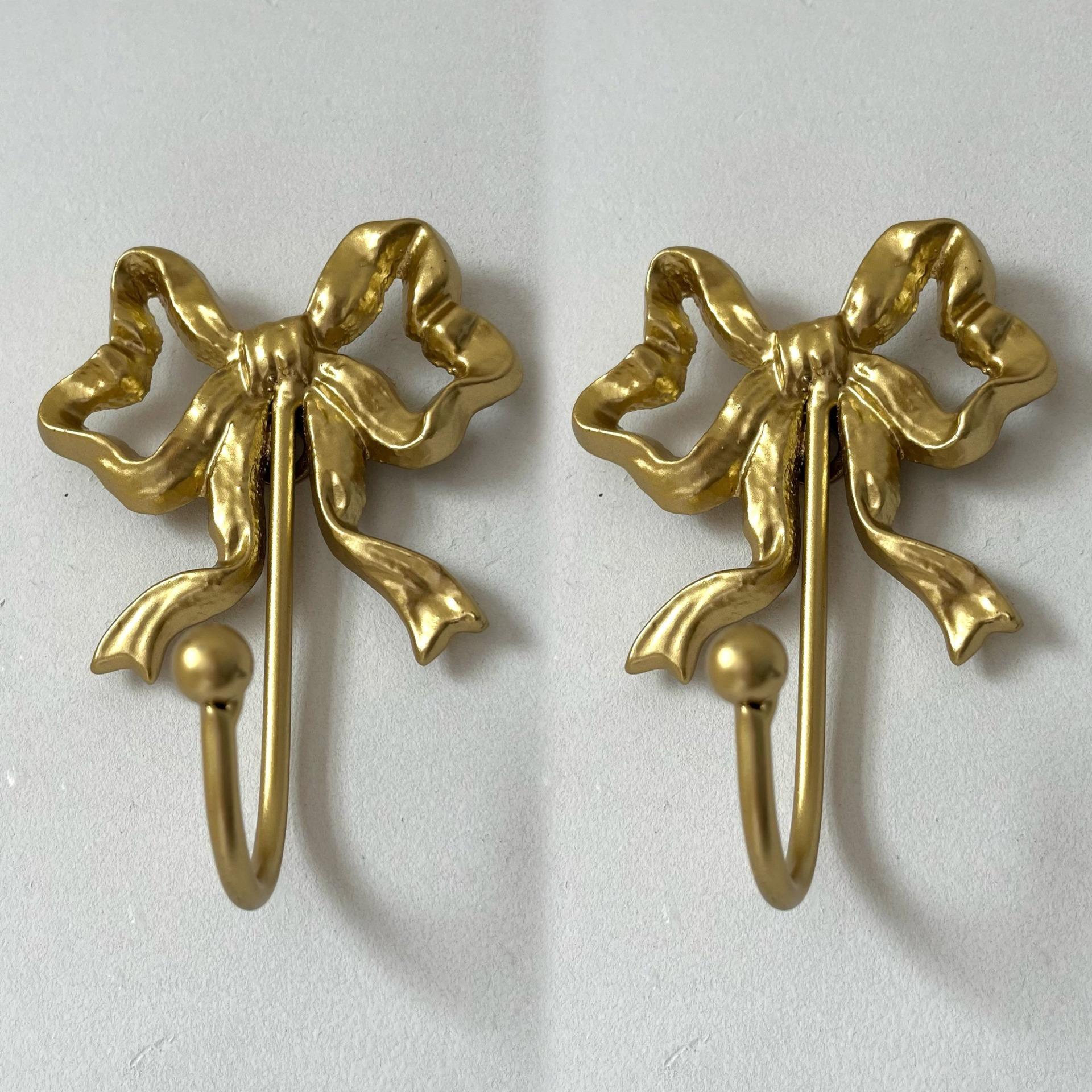 2pcs Cast Iron Bow Hooks Wall-Mounted Vintage Decor for Hanging Keys Hats Coats in Bedroom Entryway
2pcs Cast Iron Bow Hooks Wall-Mounted Vintage Decor for Hanging Keys Hats Coats in Bedroom Entryway