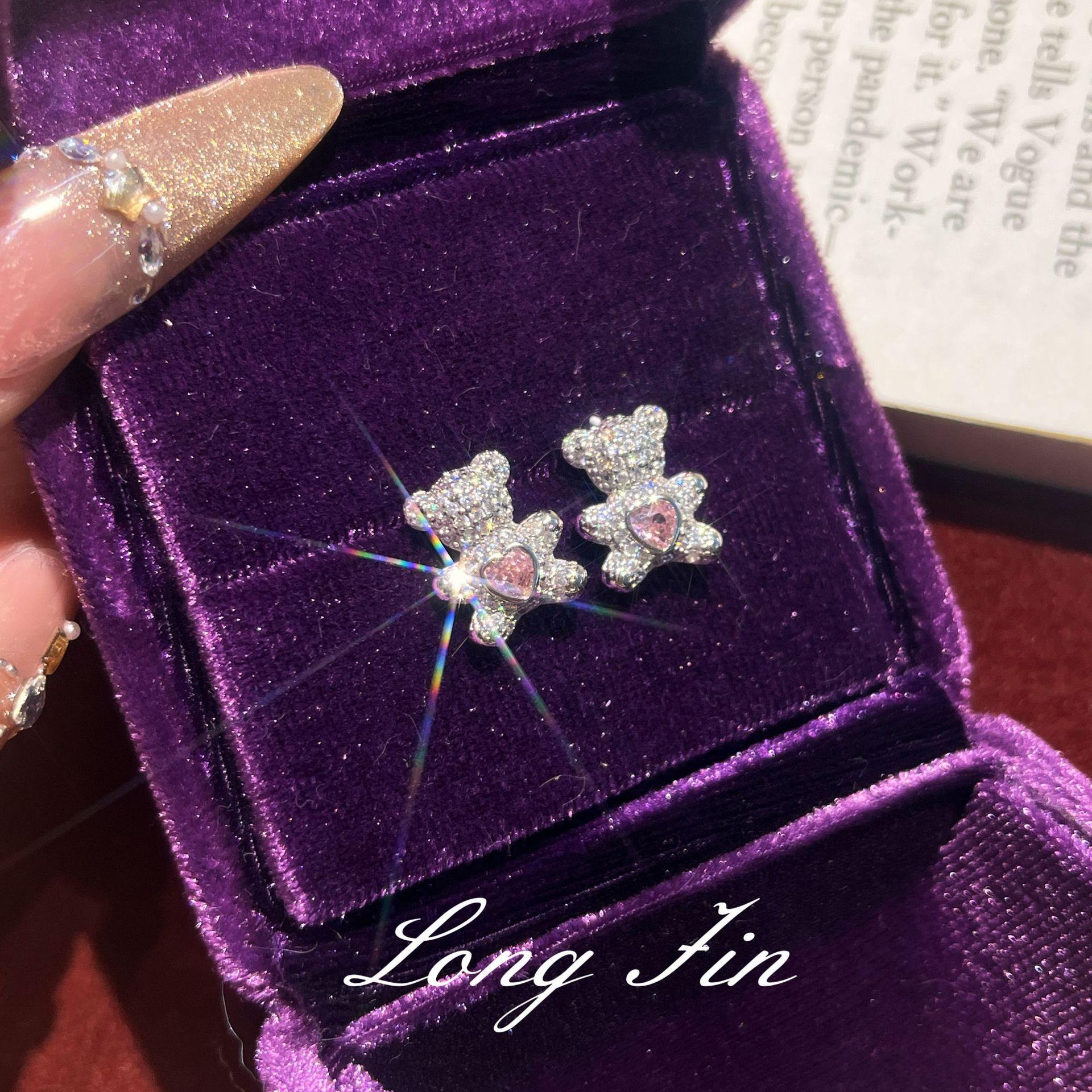 Set Full Of Diamond Love Running Rings Bear Necklace Earrings Female Style Niche Design Light Luxury Collarbone Chain
Set Full Of Diamond Love Running Rings Bear Necklace Earrings Female Style Niche Design Light Luxury Collarbone Chain