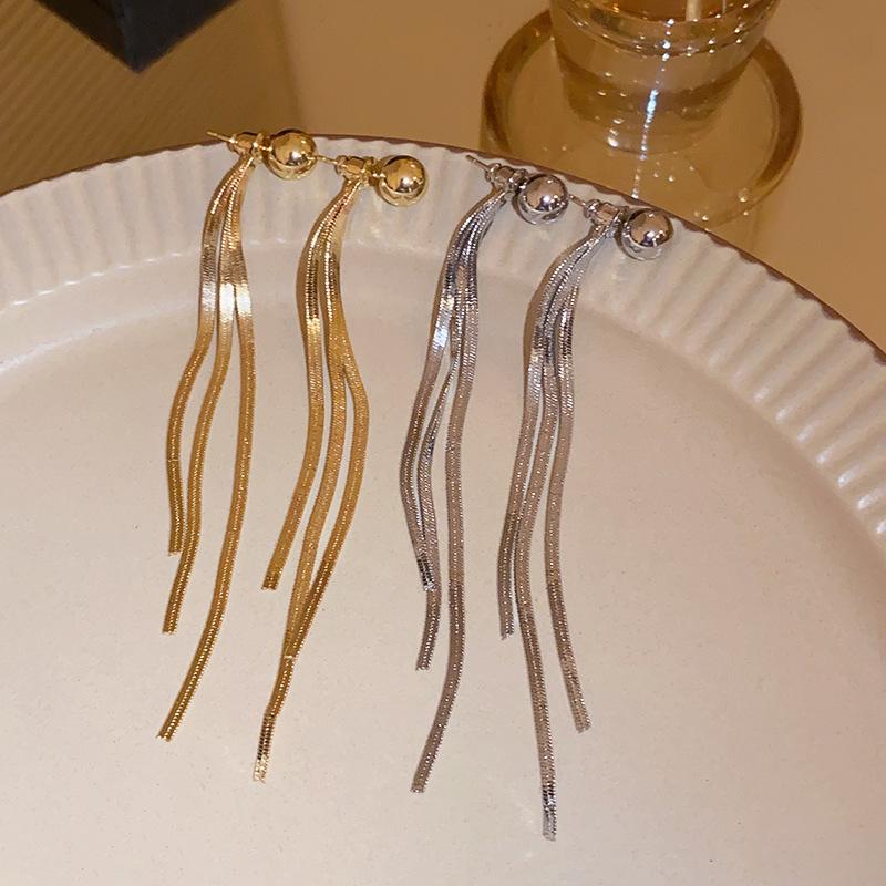 Snake-shaped front and rear two wearing fringed earrings, cold wind earrings, niche personalized metal wind earrings
Snake-shaped front and rear two wearing fringed earrings, cold wind earrings, niche personalized metal wind earrings