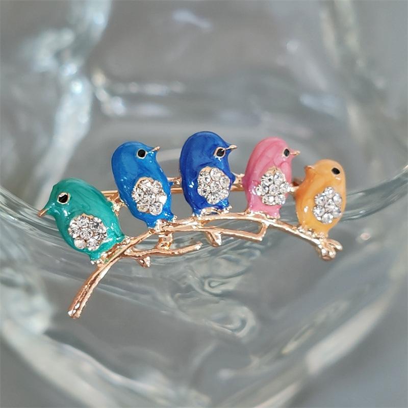 Милая мультяшная красочная брошь в виде 5 птиц, высококачественная эмалевая капля, масляная глазурь, бриллиантовая пряжка для шарфа в виде животного из шелка