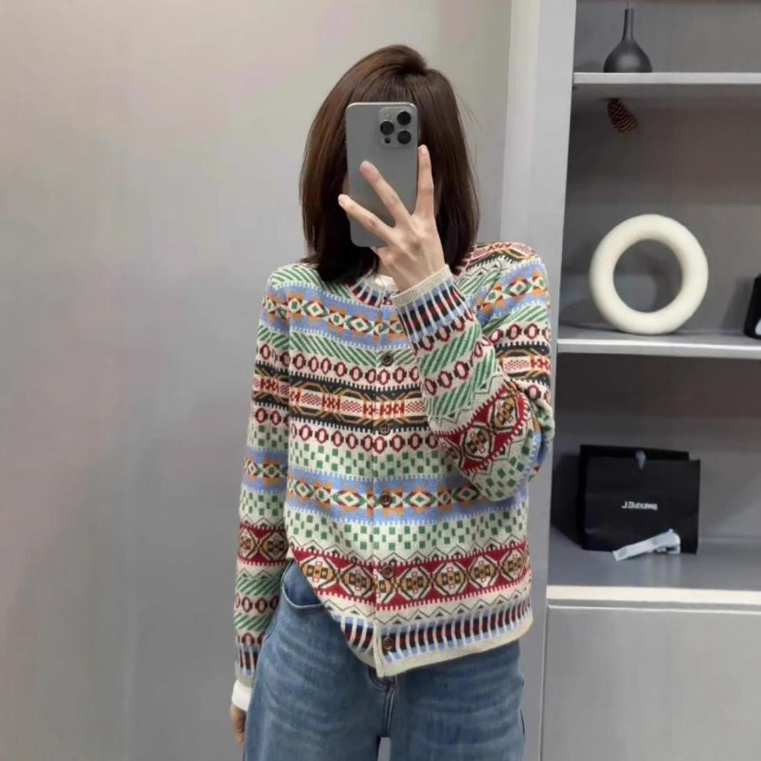 2025 Early Spring Women s Retro Jacquard Knit Cardigan - Stylish Short Sweater Coat, Small Size. Medium
2025 Early Spring Women s Retro Jacquard Knit Cardigan - Stylish Short Sweater Coat, Small Size. Medium