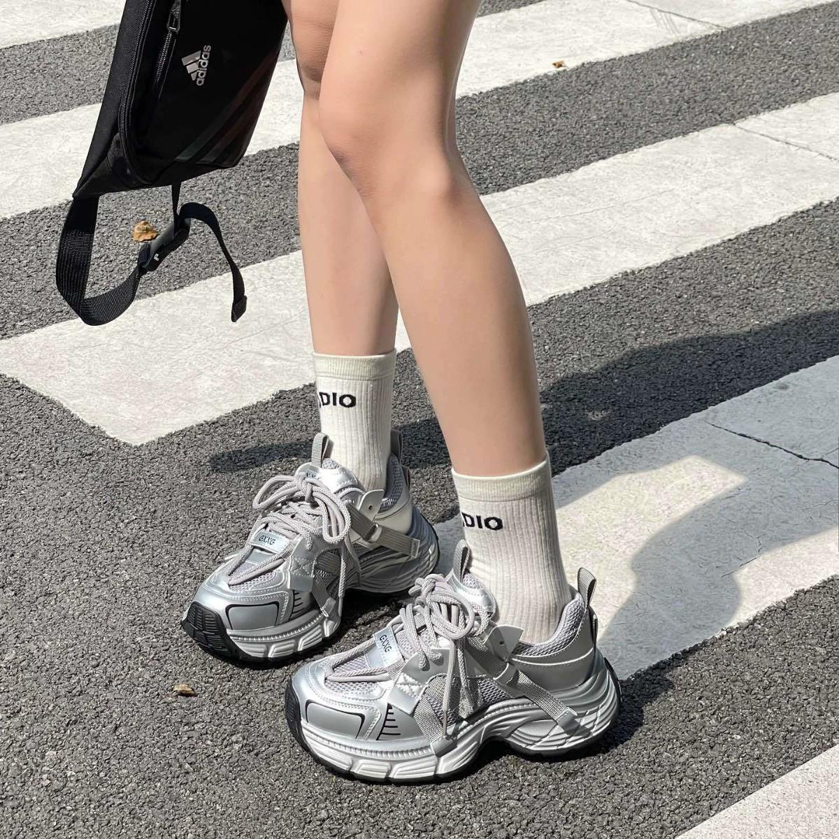 Thick-soled lightweight and breathable imitation leather dad shoes women s 2025 spring and summer running shoes versatile and thin sports shoes cas 40 серебряный
Thick-soled lightweight and breathable imitation leather dad shoes women s 2025 spring and summer running shoes versatile and thin sports shoes cas 40 серебряный