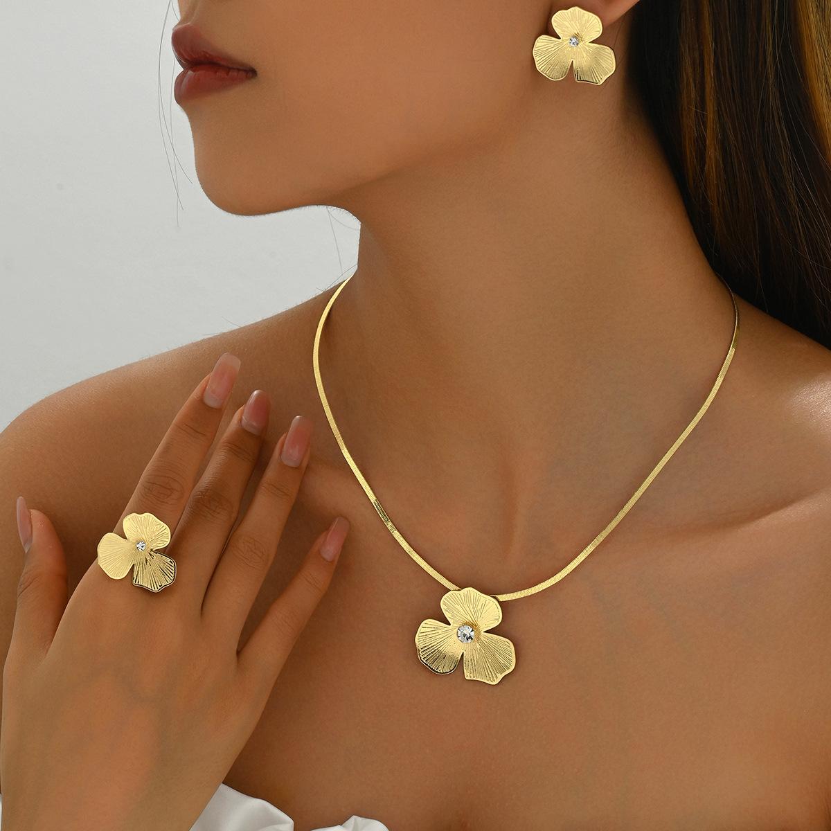 European and American Simple Women s Necklace and Ring Jewelry Set with Unique Clover Flower Design Inlaid Zircon Earrings XL5344
European and American Simple Women s Necklace and Ring Jewelry Set with Unique Clover Flower Design Inlaid Zircon Earrings XL5344