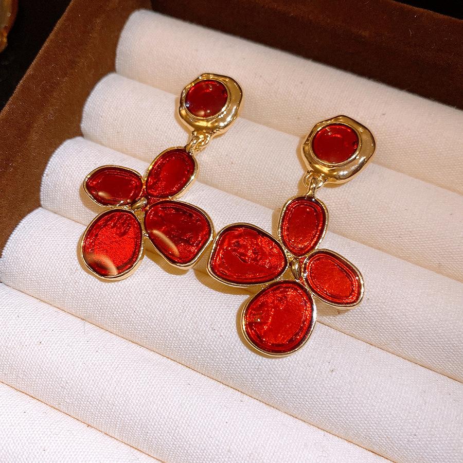 Silver needle dripping oil pleated flower earrings new autumn and winter retro earrings light luxury high-end earrings women
Silver needle dripping oil pleated flower earrings new autumn and winter retro earrings light luxury high-end earrings women