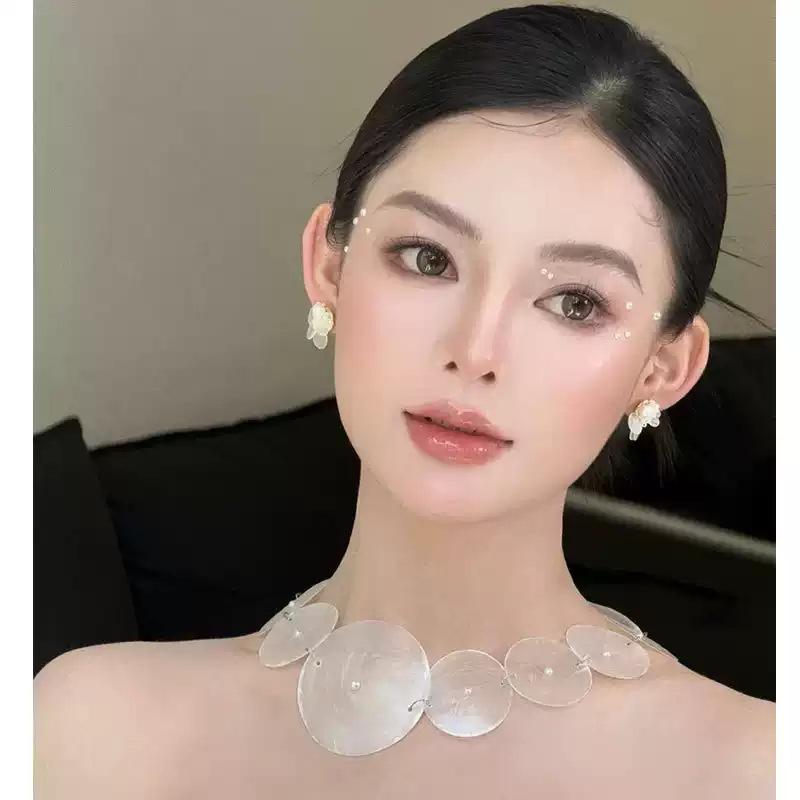 Irregular round shell necklace, simple holiday style fashion collarbone chain, niche temperament, high-end jewelry
Irregular round shell necklace, simple holiday style fashion collarbone chain, niche temperament, high-end jewelry