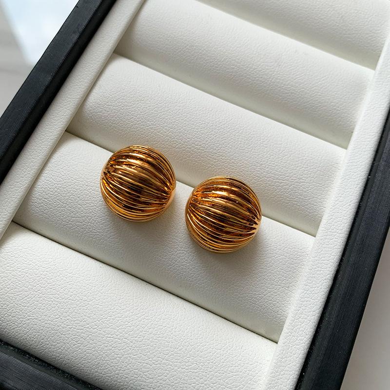 Black metal ball earrings women s light luxury niche high-end stud earrings retro new autumn and winter unique earrings
Black metal ball earrings women s light luxury niche high-end stud earrings retro new autumn and winter unique earrings