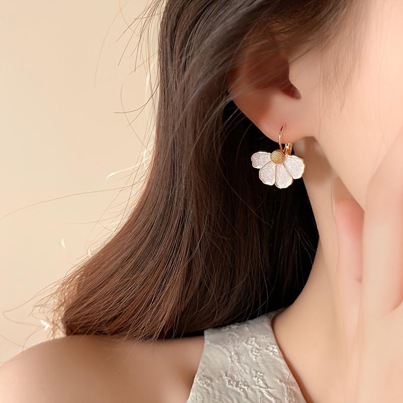 1 Pair of Elegant French Flower Pendant Women s Earrings, Gold Alloy Design, White Enamel Petals білий
1 Pair of Elegant French Flower Pendant Women s Earrings, Gold Alloy Design, White Enamel Petals білий