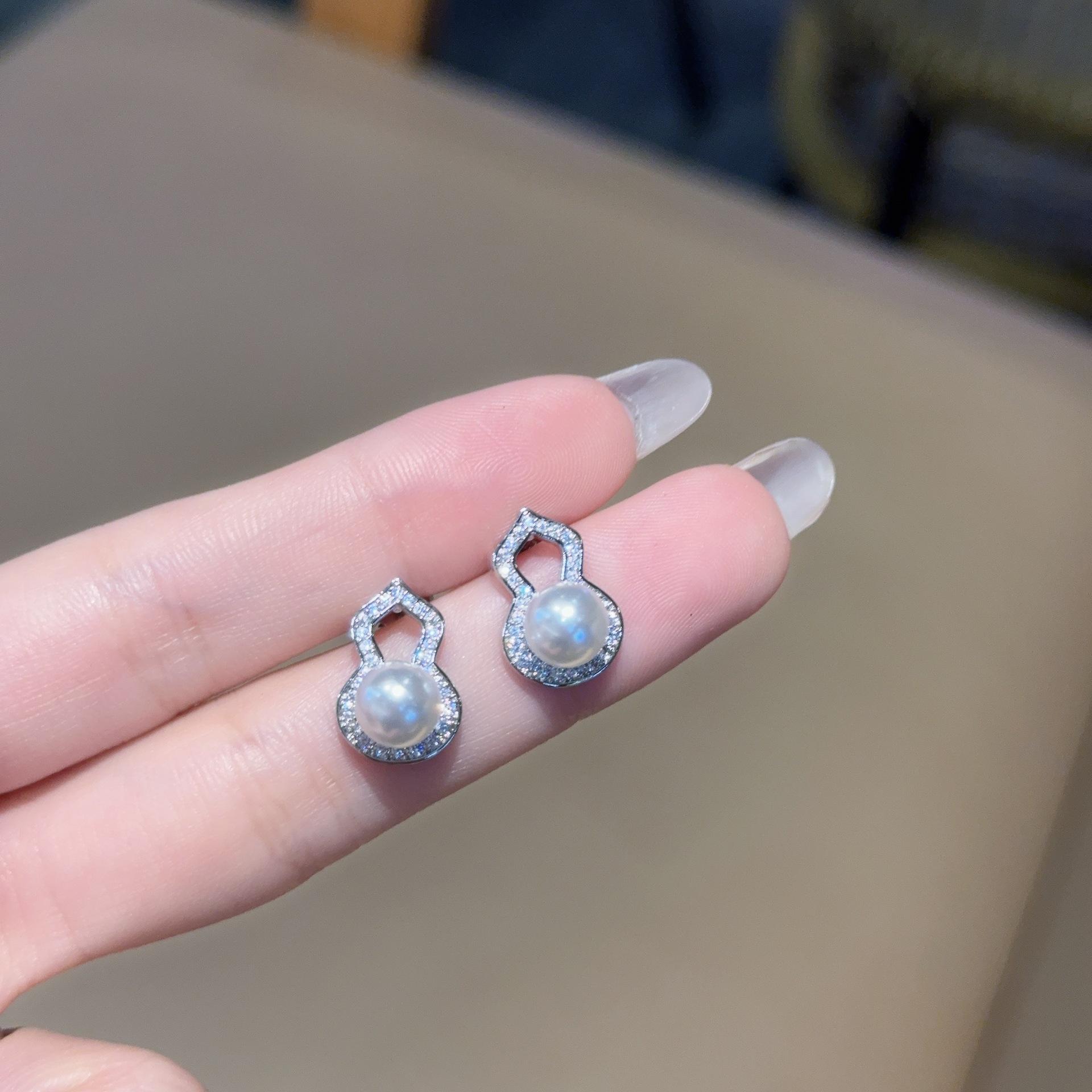 New Chinese Style Full Diamond Pearl Gourd Stud Earrings, Small And Exquisite Hollow Design Earrings, Light Luxury Retro Earrings.
New Chinese Style Full Diamond Pearl Gourd Stud Earrings, Small And Exquisite Hollow Design Earrings, Light Luxury Retro Earrings.