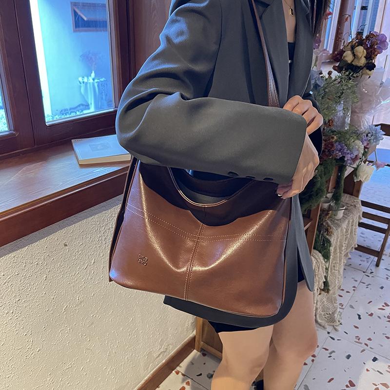 Maillard retro commuter bag women s bag 2025 new autumn and winter fashion shoulder bag design texture tote bag 31*13*25 коричневый
Maillard retro commuter bag women s bag 2025 new autumn and winter fashion shoulder bag design texture tote bag 31*13*25 коричневый