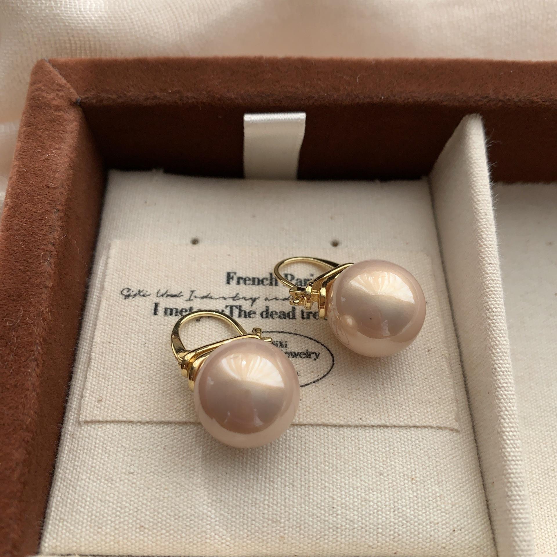 Light Pink Pearl Stud Earrings Female Sweet Elegant Texture Exquisite Niche Fashion Commuting Elegant Atmosphere Earrings
Light Pink Pearl Stud Earrings Female Sweet Elegant Texture Exquisite Niche Fashion Commuting Elegant Atmosphere Earrings