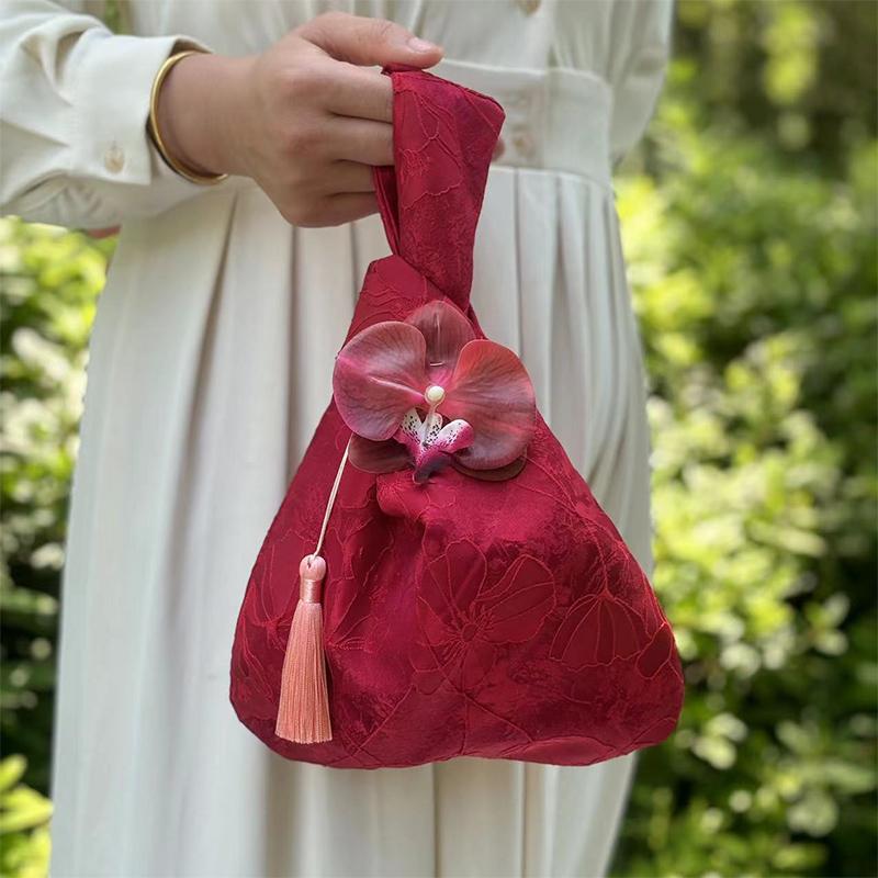 New Chinese Style Tassel Flower Pendant Wrist Bag Gold Jacquard Wedding Bridesmaid Gift Storage Pouch Cheongsam Accessory
New Chinese Style Tassel Flower Pendant Wrist Bag Gold Jacquard Wedding Bridesmaid Gift Storage Pouch Cheongsam Accessory