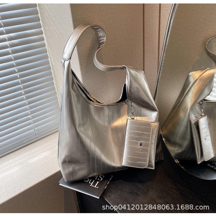 Large-capacity silver explosive extra-large bag 2025 new fashion commuter shoulder bag casual soft-sided commuter bag
Large-capacity silver explosive extra-large bag 2025 new fashion commuter shoulder bag casual soft-sided commuter bag