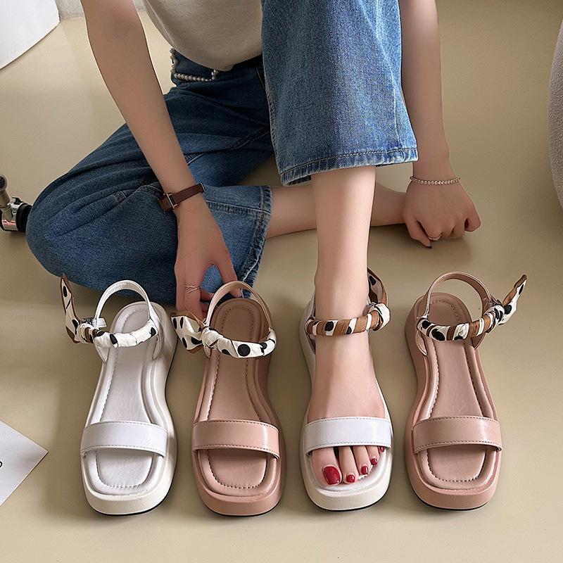 Летние римские сандалии. Женские модные универсальные сандалии на плоской подошве.
Летние римские сандалии. Женские модные универсальные сандалии на плоской подошве.