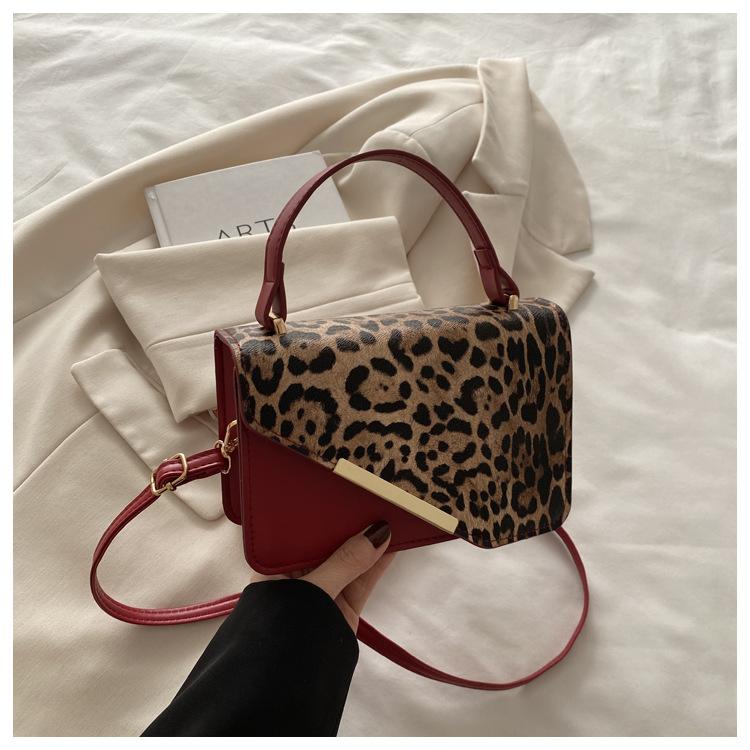 Underarm bag women s large-capacity new spring niche contrasting color splicing leopard print retro small square bag tide красный
Underarm bag women s large-capacity new spring niche contrasting color splicing leopard print retro small square bag tide красный