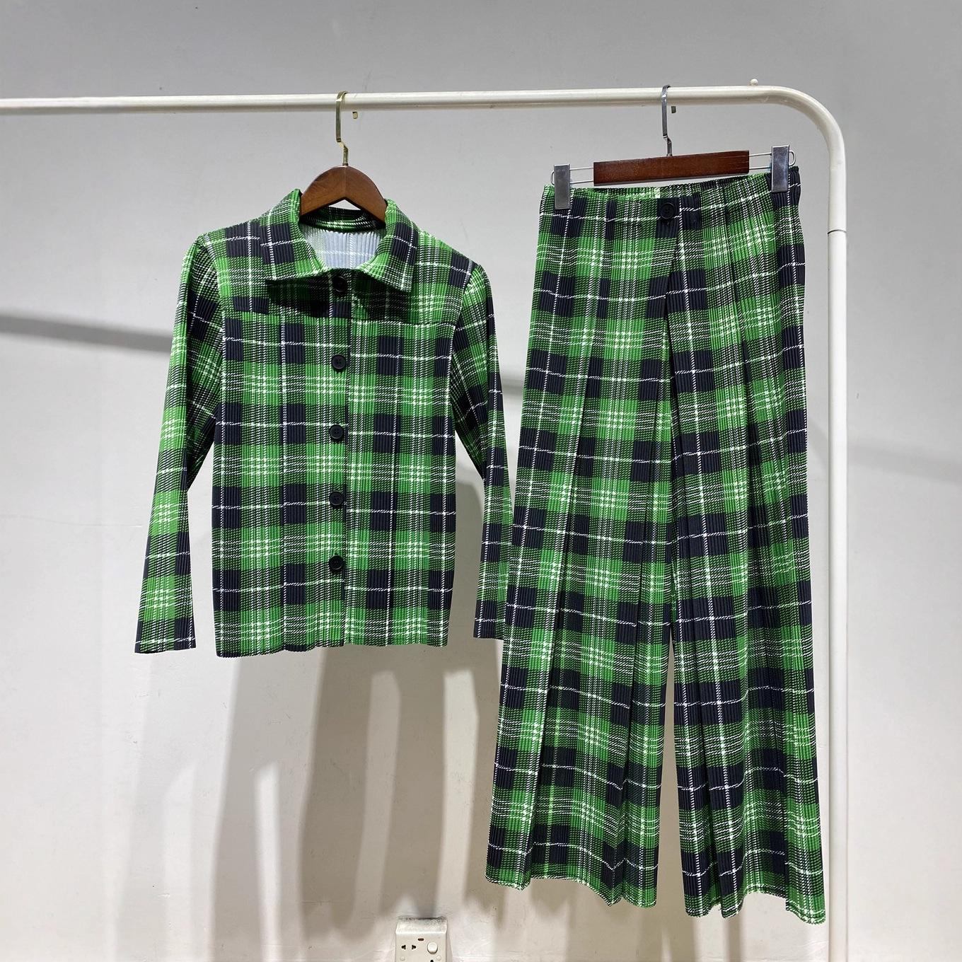Miyake Women s Autumn/Winter Two-Piece Set: Fashionable Pleated Geometric Plaid Shirt Jacket & Straight-Leg Pants. One Size
Miyake Women s Autumn/Winter Two-Piece Set: Fashionable Pleated Geometric Plaid Shirt Jacket & Straight-Leg Pants. One Size