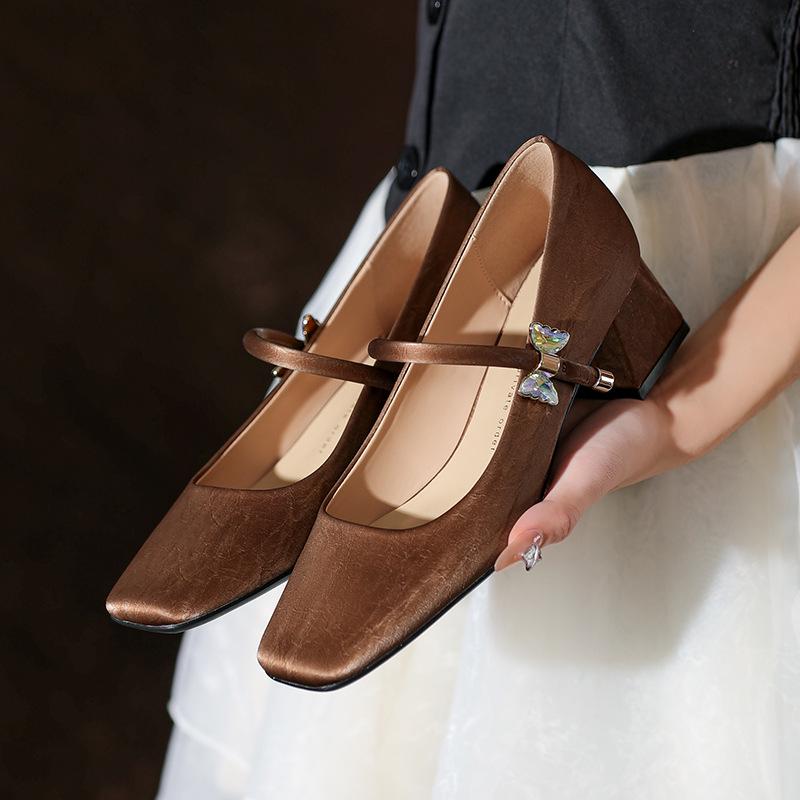 Туфли Мэри Джейн на массивном каблуке из овчины: Женские туфли в стиле ретро с квадратным носком и ремешком-бабочкой со стразами для осени 36 коричневый
Туфли Мэри Джейн на массивном каблуке из овчины: Женские туфли в стиле ретро с квадратным носком и ремешком-бабочкой со стразами для осени 36 коричневый