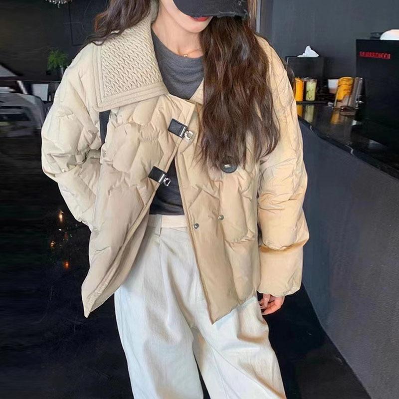Легкая роскошная вязаная куртка с лацканами на пуху женская короткая 2025 зима новая белый утиный пух кожаная пряжка маленькая утолщенная куртка S хаки
Легкая роскошная вязаная куртка с лацканами на пуху женская короткая 2025 зима новая белый утиный пух кожаная пряжка маленькая утолщенная куртка S хаки