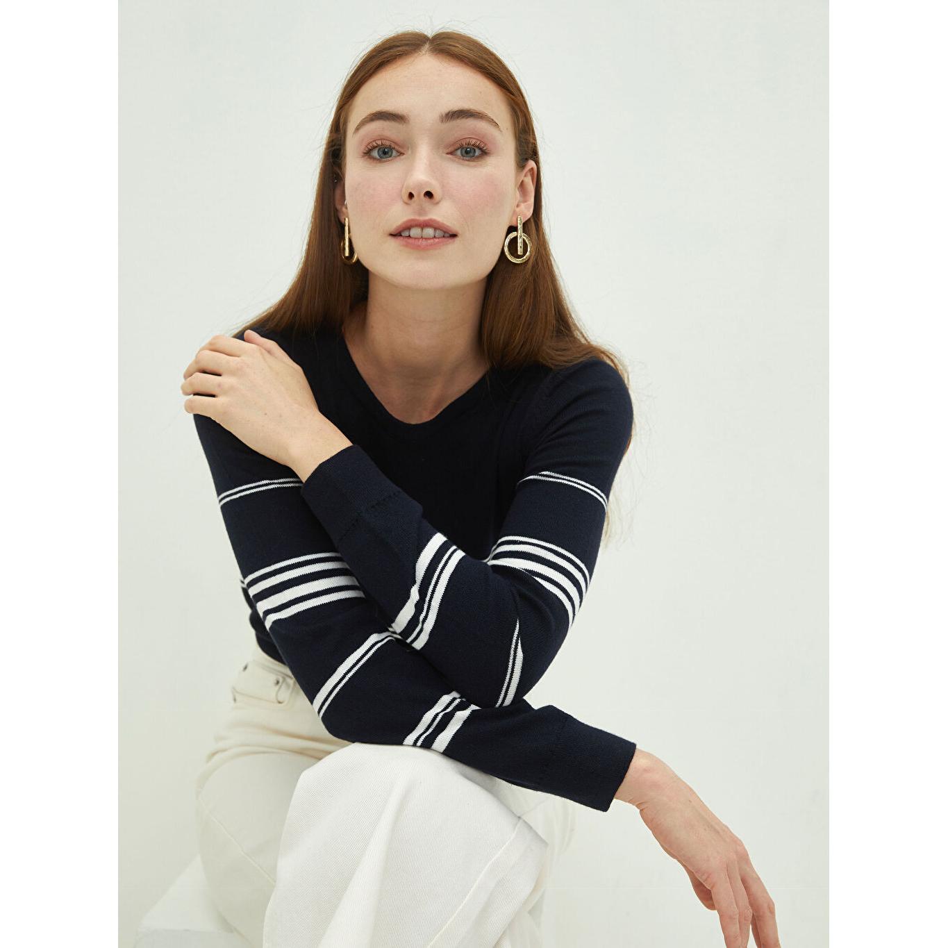 Женский трикотажный свитер в полоску с круглым вырезом и длинными рукавами темно-синий
Женский трикотажный свитер в полоску с круглым вырезом и длинными рукавами темно-синий