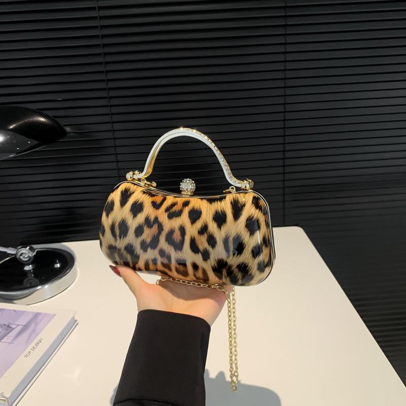 Internet celebrity leopard print small bag women 2025 new Korean version fashion retro shoulder bag ins Internet celebrity messenger dinner bag білий
Internet celebrity leopard print small bag women 2025 new Korean version fashion retro shoulder bag ins Internet celebrity messenger dinner bag білий