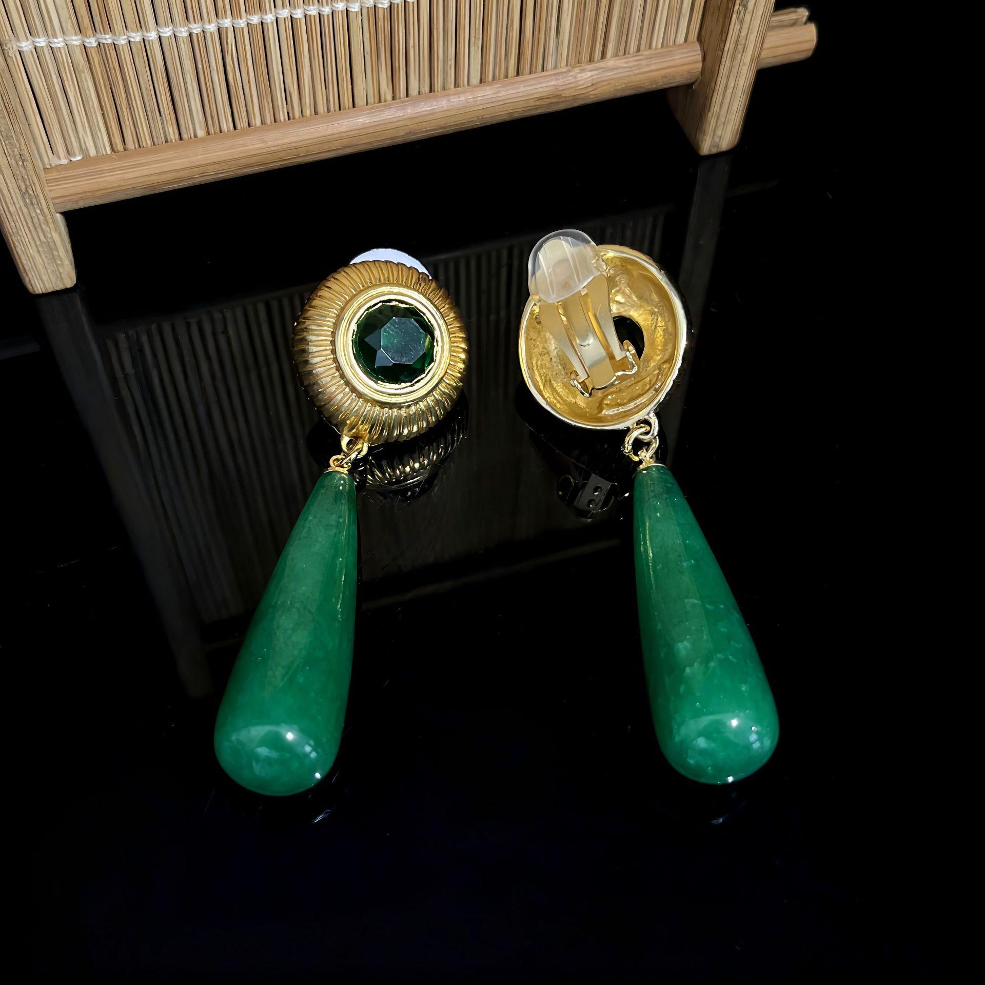 Vintage Heavy Industries Fresh Green Stone Pendant Sweep Shoulder Earrings Versatile Earrings
Vintage Heavy Industries Fresh Green Stone Pendant Sweep Shoulder Earrings Versatile Earrings
