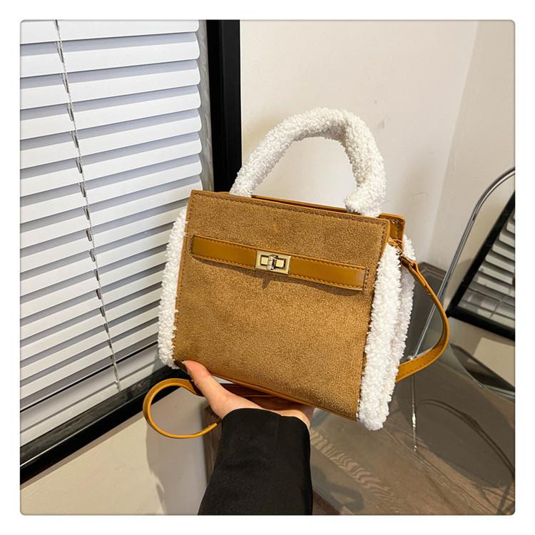 Bag Women s 2025 Autumn and Winter New Retro Plush Textured Handbag Large Capacity Versatile Shoulder Crossbody Bag коричневый
Bag Women s 2025 Autumn and Winter New Retro Plush Textured Handbag Large Capacity Versatile Shoulder Crossbody Bag коричневый