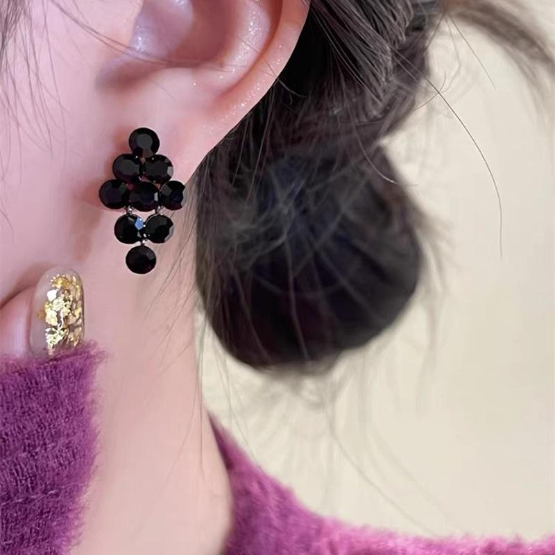 Ear clips without ear holes~ Black rhinestone diamond stud earrings, simple and cold wind niche design, fashionable mosquito coil disc earrings
Ear clips without ear holes~ Black rhinestone diamond stud earrings, simple and cold wind niche design, fashionable mosquito coil disc earrings