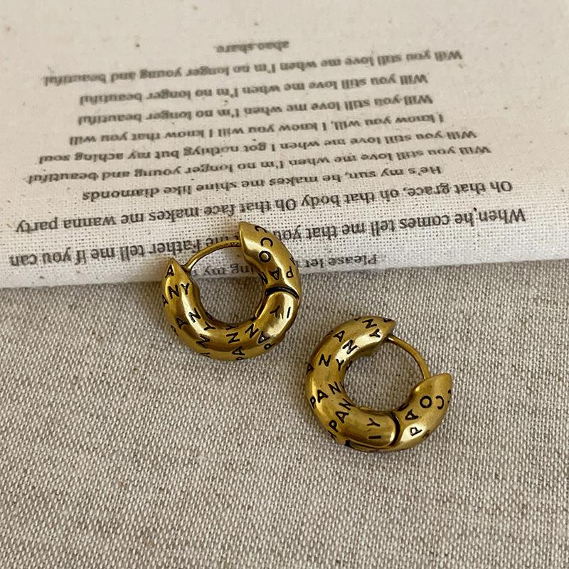 Простые и старые буквы, круглые серьги-пряжки, женские, нишевые, высокого класса, ретро, легкие, роскошные, модные, универсальные серьги для поездок на работу
Простые и старые буквы, круглые серьги-пряжки, женские, нишевые, высокого класса, ретро, легкие, роскошные, модные, универсальные серьги для поездок на работу