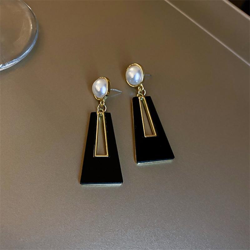Нові модні акрилові висячі сережки з геометрією для жінок Подарунок дівчині Солодкі ювелірні вироби оптом чорний
Нові модні акрилові висячі сережки з геометрією для жінок Подарунок дівчині Солодкі ювелірні вироби оптом чорний
