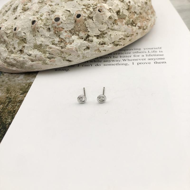 Корейская версия модного темперамента, серьги-гвоздики с бриллиантами для глаз, милые серьги-гвоздики для женщин
Корейская версия модного темперамента, серьги-гвоздики с бриллиантами для глаз, милые серьги-гвоздики для женщин