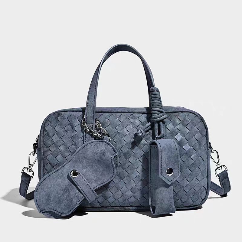 Boston Pillow Bag Women s Rhomboid Crossbody Top-layer Cowhide Bowling Handbag Genuine Leather 26x16x9 темно-синього кольору
Boston Pillow Bag Women s Rhomboid Crossbody Top-layer Cowhide Bowling Handbag Genuine Leather 26x16x9 темно-синього кольору