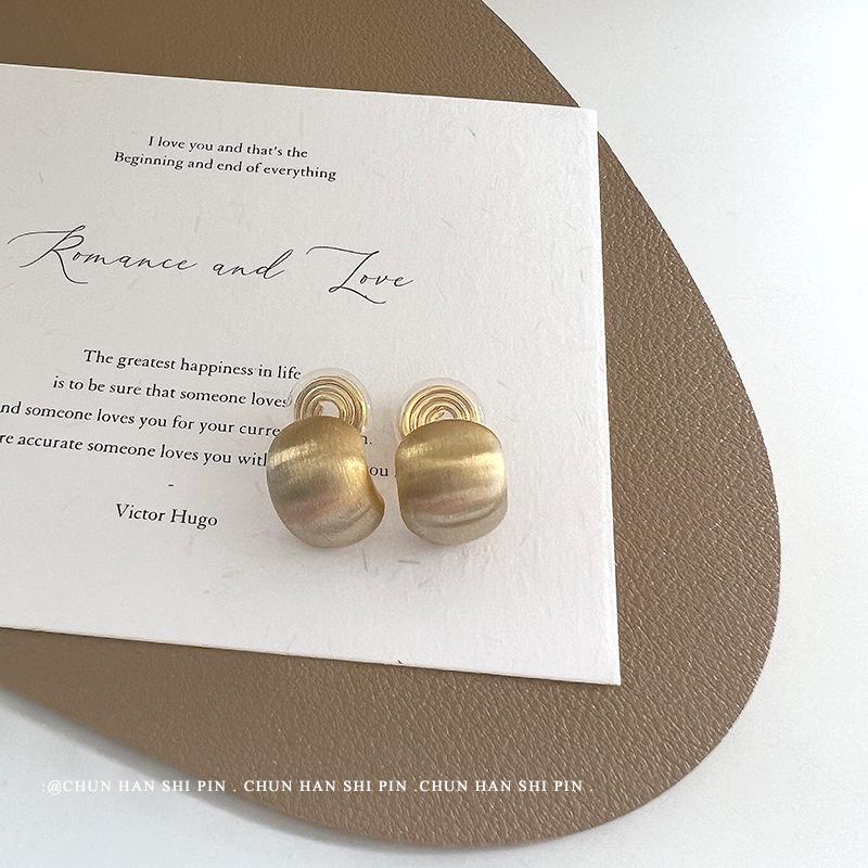 Brushed matte curved ears + no ear piercings French temperament metal stud earrings niche fashionable light luxury earrings mosquito coil disc
Brushed matte curved ears + no ear piercings French temperament metal stud earrings niche fashionable light luxury earrings mosquito coil disc