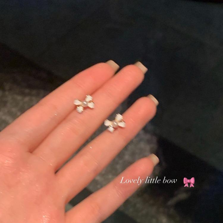 2024 Trend: Elegant Pearl Bow Stud Ear Clips for Non-Pierced Ears - High-End Women s Jewelry
2024 Trend: Elegant Pearl Bow Stud Ear Clips for Non-Pierced Ears - High-End Women s Jewelry