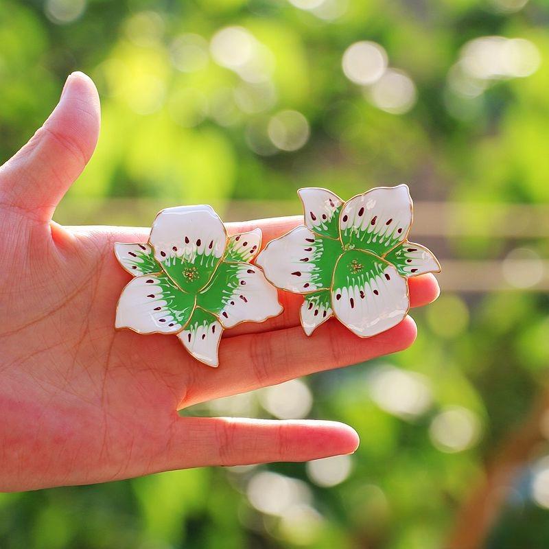 Vintage medieval metal texture white green enamel flower ear clips
Vintage medieval metal texture white green enamel flower ear clips