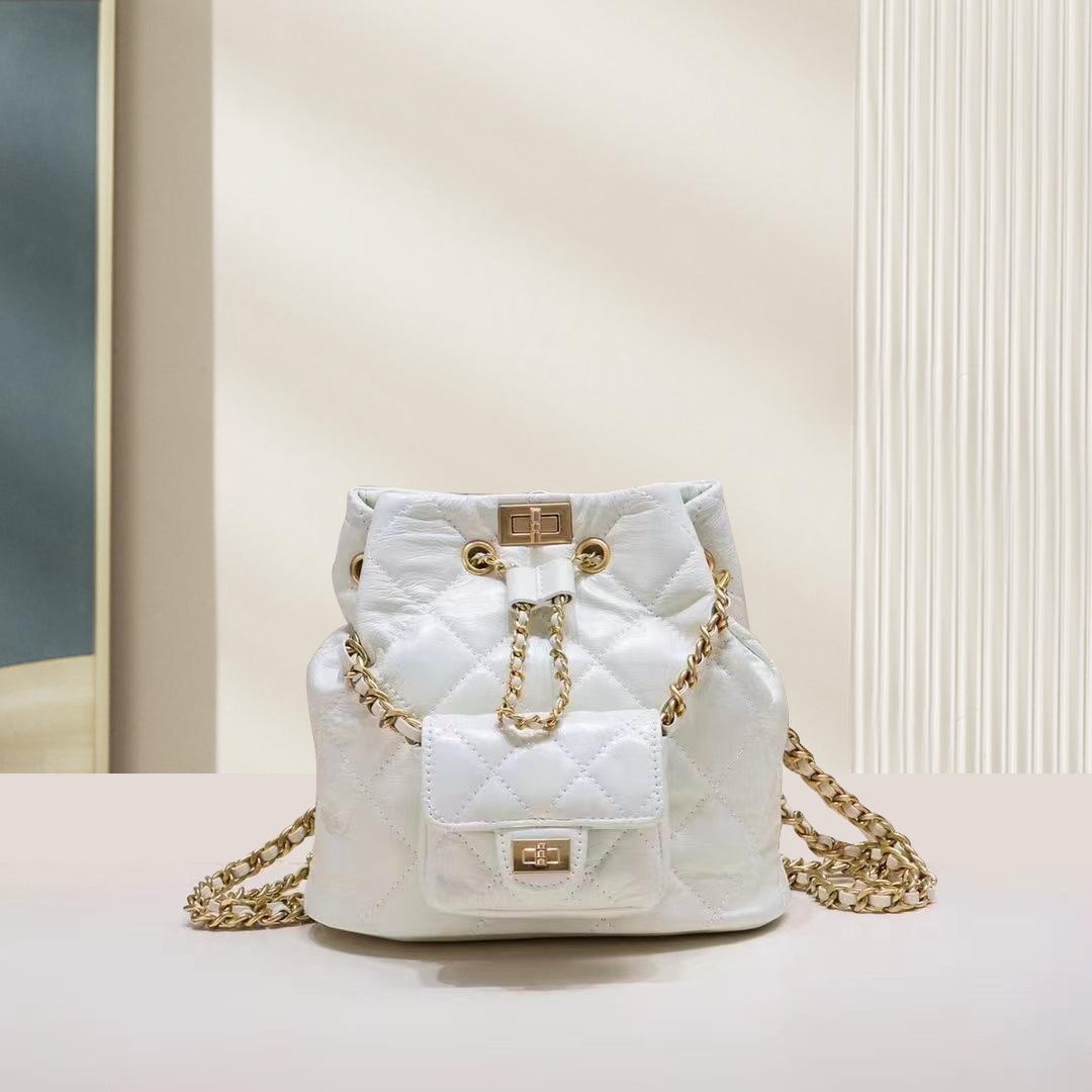 Первый слой вощеной коровьей кожи Маленький ароматный ромбовидный мини-рюкзак на цепочке Кожаный вышитый рюкзак
Первый слой вощеной коровьей кожи Маленький ароматный ромбовидный мини-рюкзак на цепочке Кожаный вышитый рюкзак