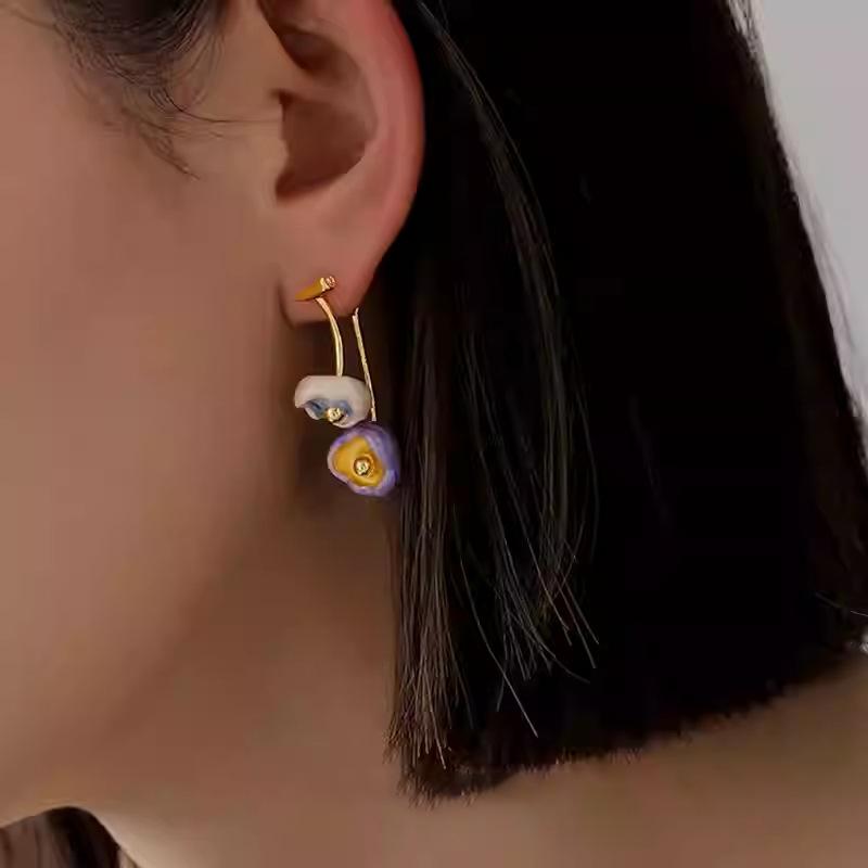 Dripping oil flower cherry pendant earrings simple and versatile niche stud earrings ins style temperament earrings women
Dripping oil flower cherry pendant earrings simple and versatile niche stud earrings ins style temperament earrings women
