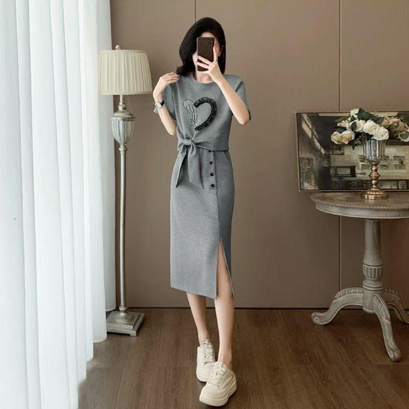 New Summer Women s Short Sleeve Top Skirt Set Stylish Two Piece Outfit With Side Slit - Perfect For Daily Wear & Office XXL сірий
New Summer Women s Short Sleeve Top Skirt Set Stylish Two Piece Outfit With Side Slit - Perfect For Daily Wear & Office XXL сірий