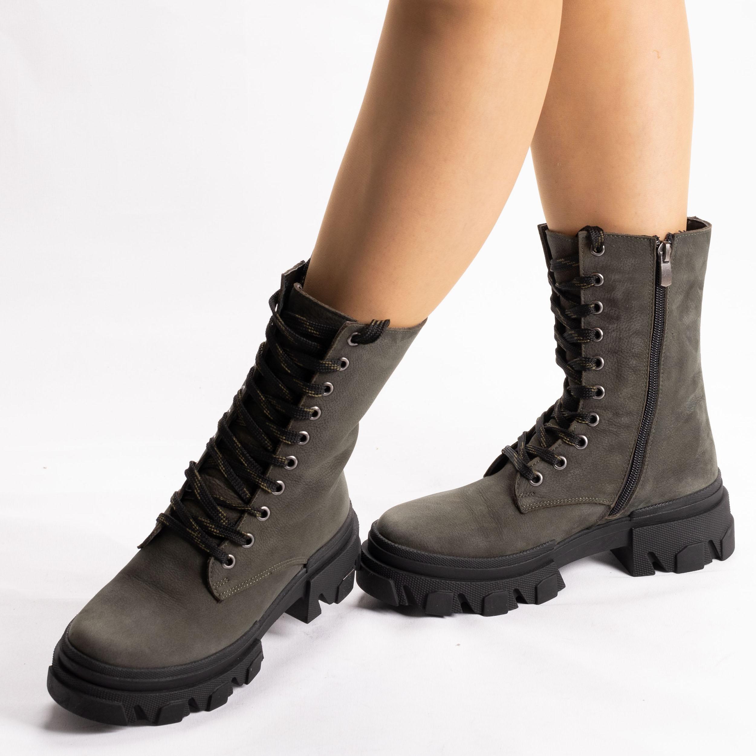 Женские повседневные ботинки на толстой подошве из натуральной нубуковой кожи
Женские повседневные ботинки на толстой подошве из натуральной нубуковой кожи