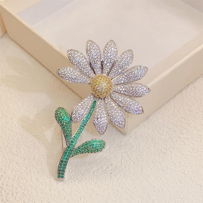 Креативная изысканная женская мужская брошь-значок с ромашкой и кристаллами, нежная унисекс элегантная брошь-булавка со стразами в виде подсолнуха, бижутерия высокого класса
Креативная изысканная женская мужская брошь-значок с ромашкой и кристаллами, нежная унисекс элегантная брошь-булавка со стразами в виде подсолнуха, бижутерия высокого класса