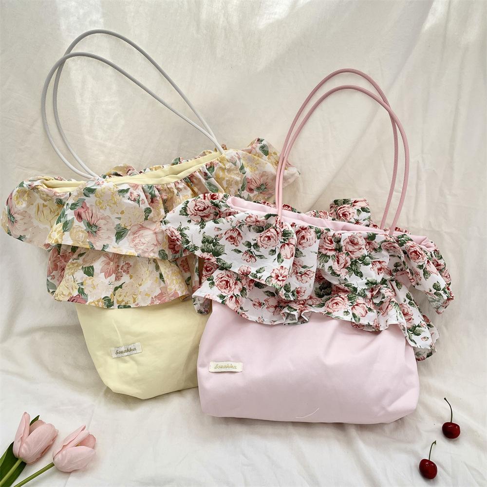 423 New retro rose floral splicing shoulder bag women s ruffle edge large-capacity portable underarm bag
423 New retro rose floral splicing shoulder bag women s ruffle edge large-capacity portable underarm bag