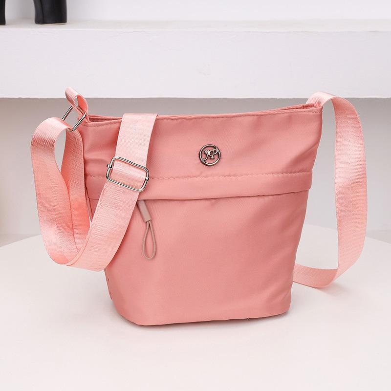 Однотонная нейлоновая сумка-ведро женская 2025 новая универсальная повседневная сумка через плечо простая и модная сумка-мессенджер для поездок на работу новая розовый
Однотонная нейлоновая сумка-ведро женская 2025 новая универсальная повседневная сумка через плечо простая и модная сумка-мессенджер для поездок на работу новая розовый