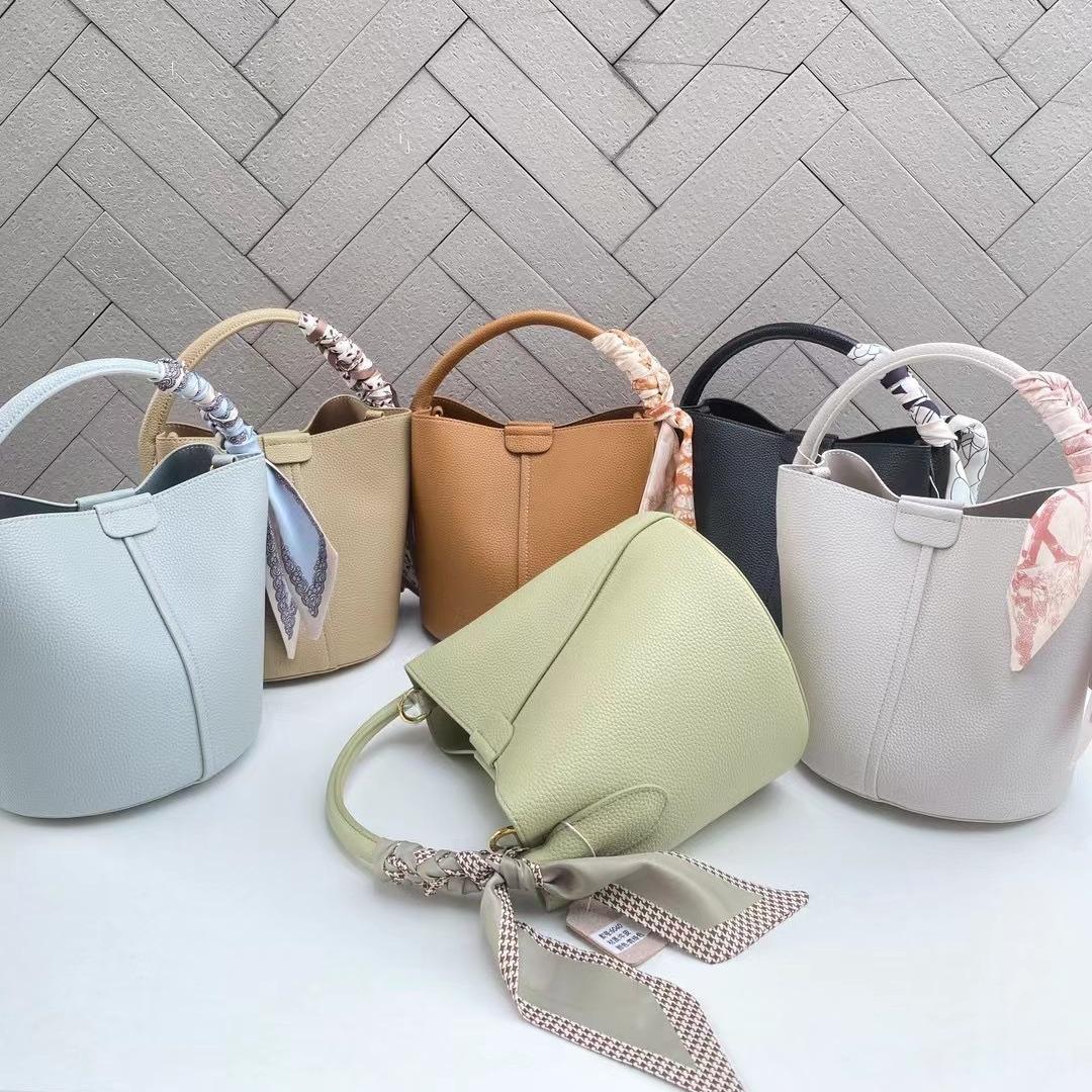 Женская сумка Новая сумка-тоут Street Art Fresh Handbag Простая большая вместимость Универсальная сумка на одно плечо для женщин
Женская сумка Новая сумка-тоут Street Art Fresh Handbag Простая большая вместимость Универсальная сумка на одно плечо для женщин
