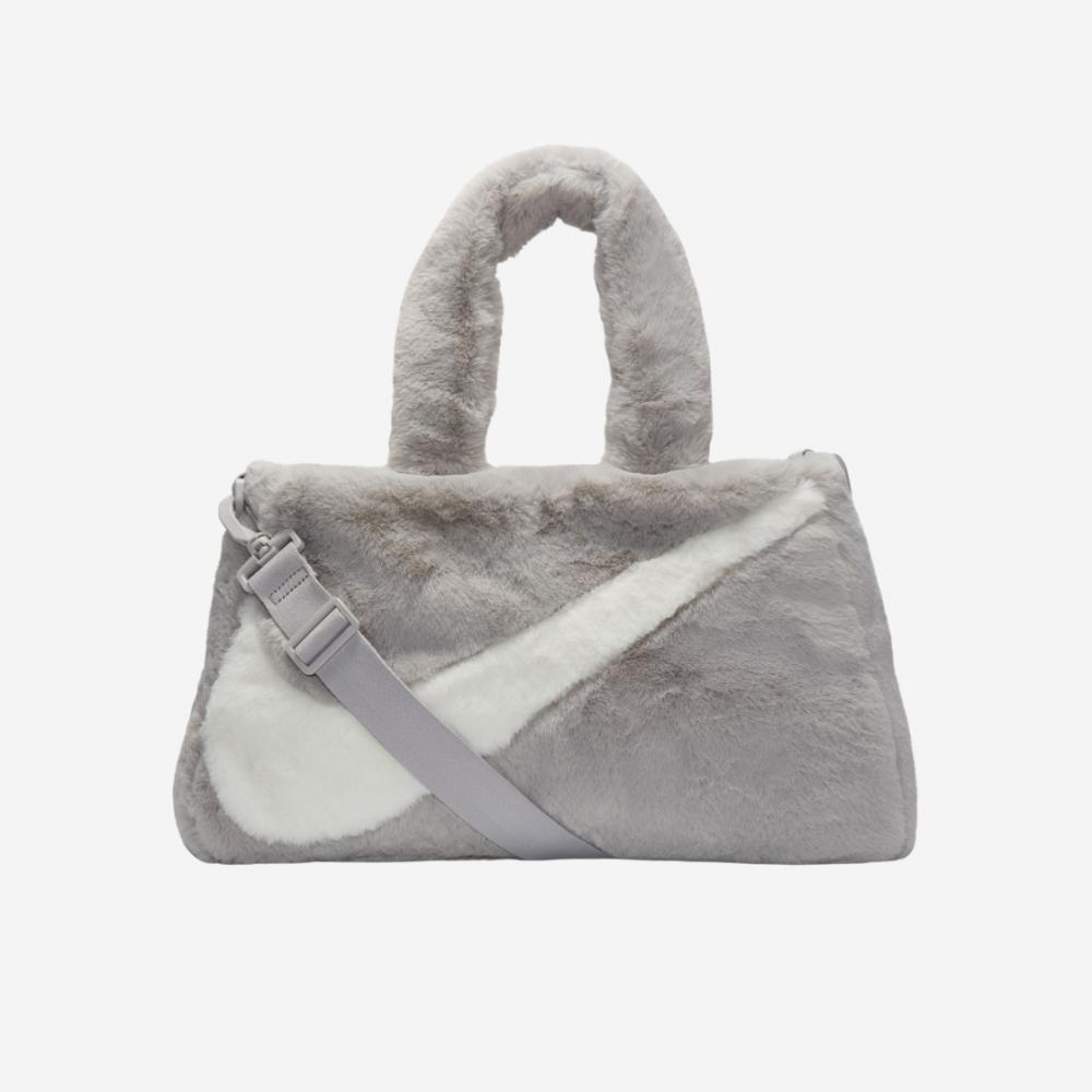 Большая сумка из искусственного меха Nike NSW светлая железная руда
Большая сумка из искусственного меха Nike NSW светлая железная руда