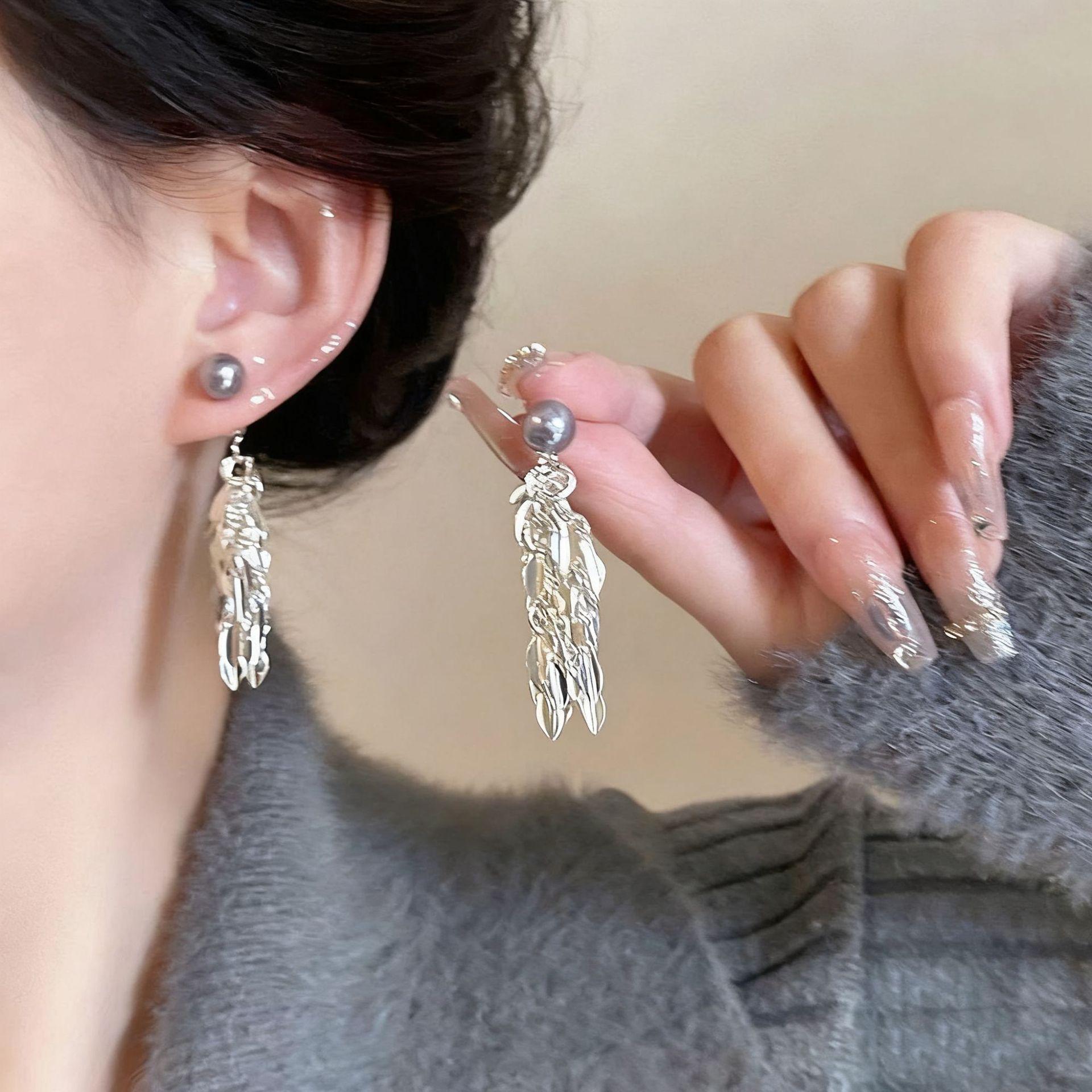 Pearl tassel stud earrings women s light luxury high-end exaggerated earrings new popular square round face earrings
Pearl tassel stud earrings women s light luxury high-end exaggerated earrings new popular square round face earrings