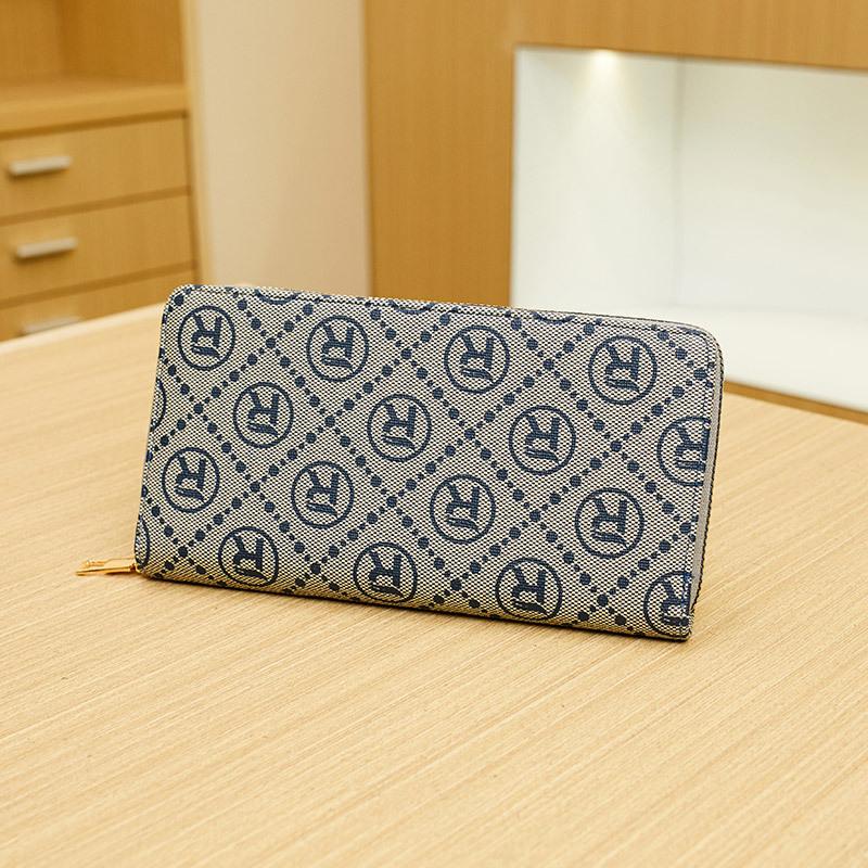 Retro printed change bag, long women s clutch bag, large capacity, trendy fashion and simple letter mobile phone bag.
Retro printed change bag, long women s clutch bag, large capacity, trendy fashion and simple letter mobile phone bag.
